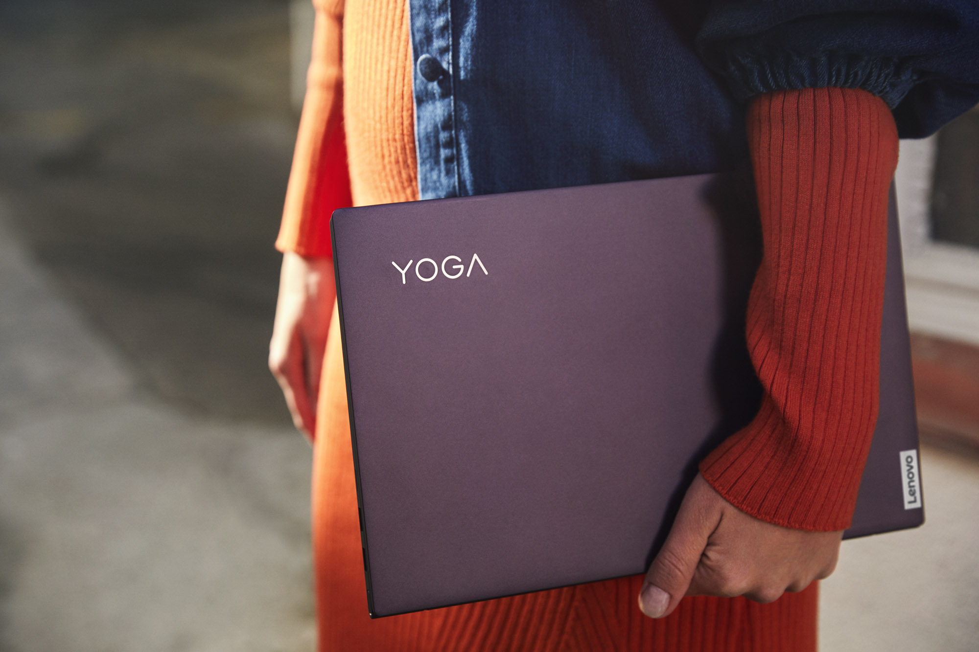 La nueva YOGA SLIM 7 de Lenovo es un portátil sofisticado, y un equipo para sentirse diferente cuando se usa. Es elegante y está fabricado en aluminio