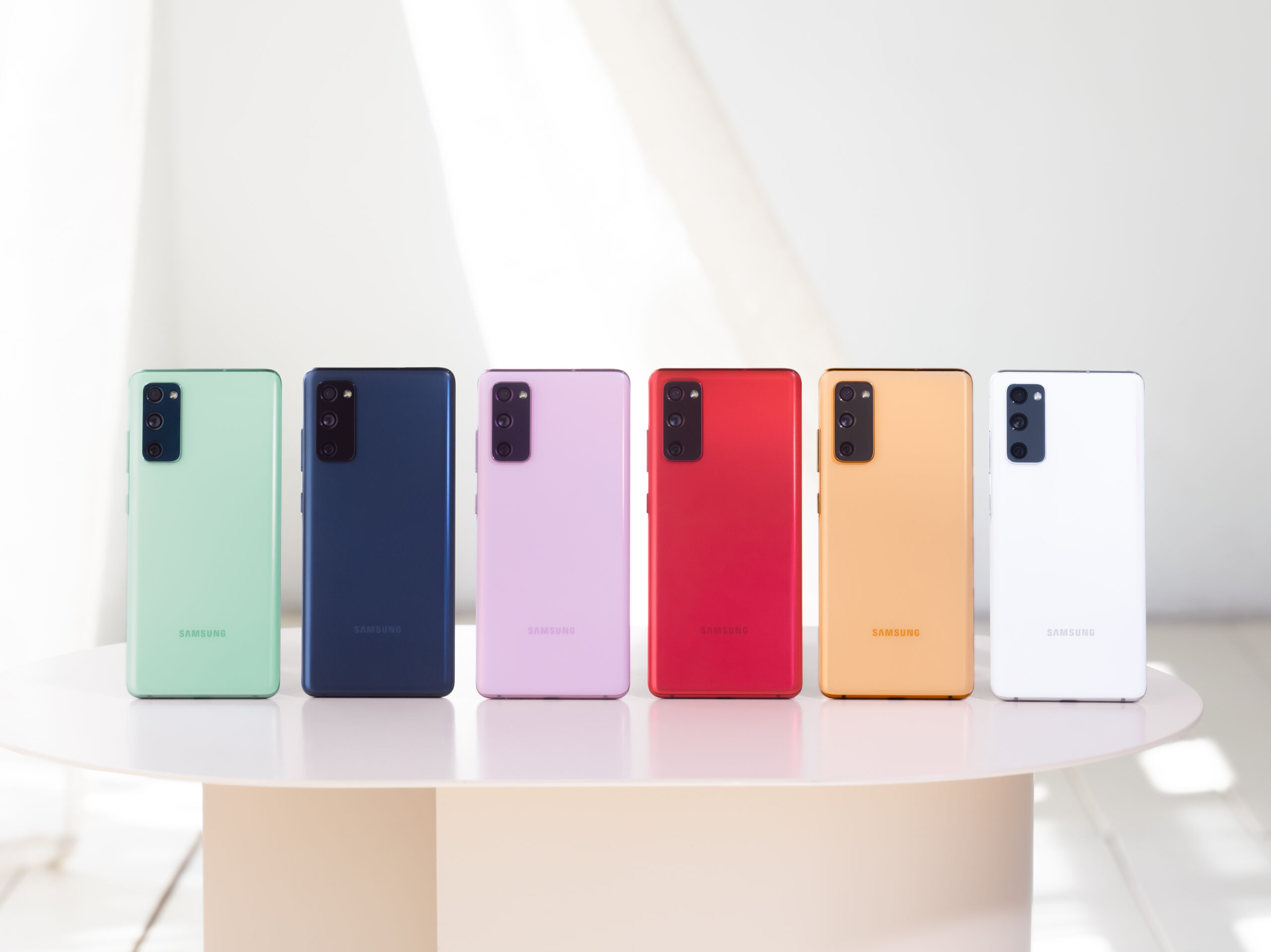 Samsung Electronics reveló el Galaxy S20 Fan Edition (FE), el nuevo integrante de la serie Galaxy S20. Este dispositivo premium trae innovaciones increibles