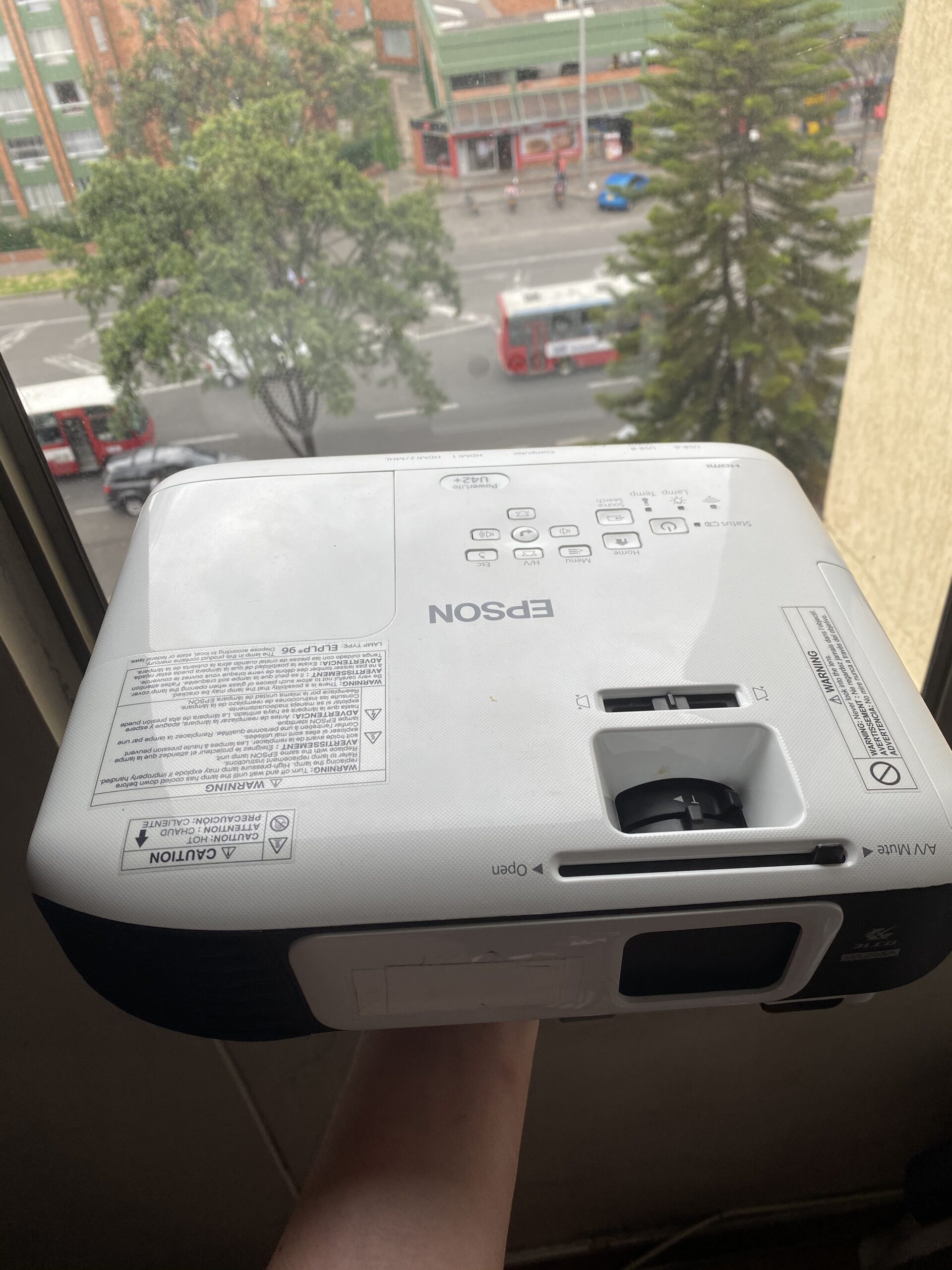 Este es review del proyector que tuvimos fue el Epson PowerLite U42+, el cual es un proyector portátil con conexión Wifi para espacios de trabajo y hogares.