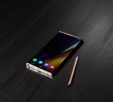 El Samsung Galaxy Note20 Ultra es el primer teléfono inteligente Android que trae UWB . Esta tecnología inalámbrica es un protocolo de comunicación.