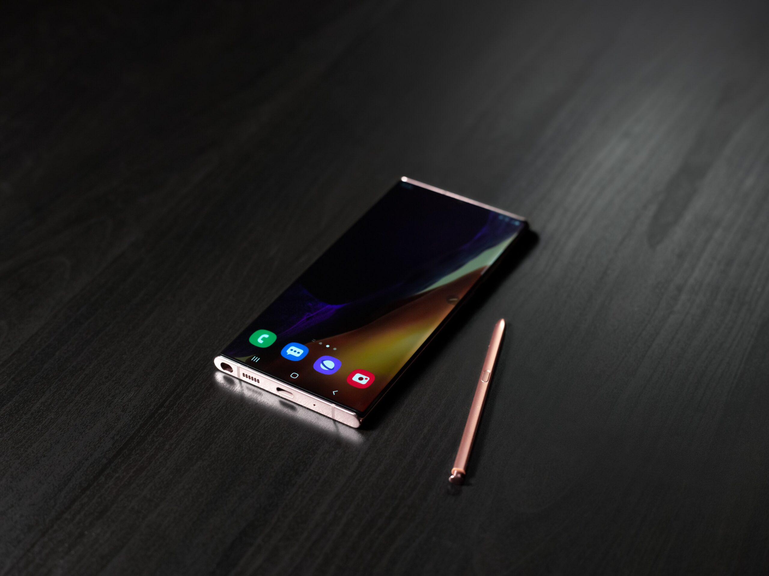 El Samsung Galaxy Note20 Ultra es el primer teléfono inteligente Android que trae UWB . Esta tecnología inalámbrica es un protocolo de comunicación.