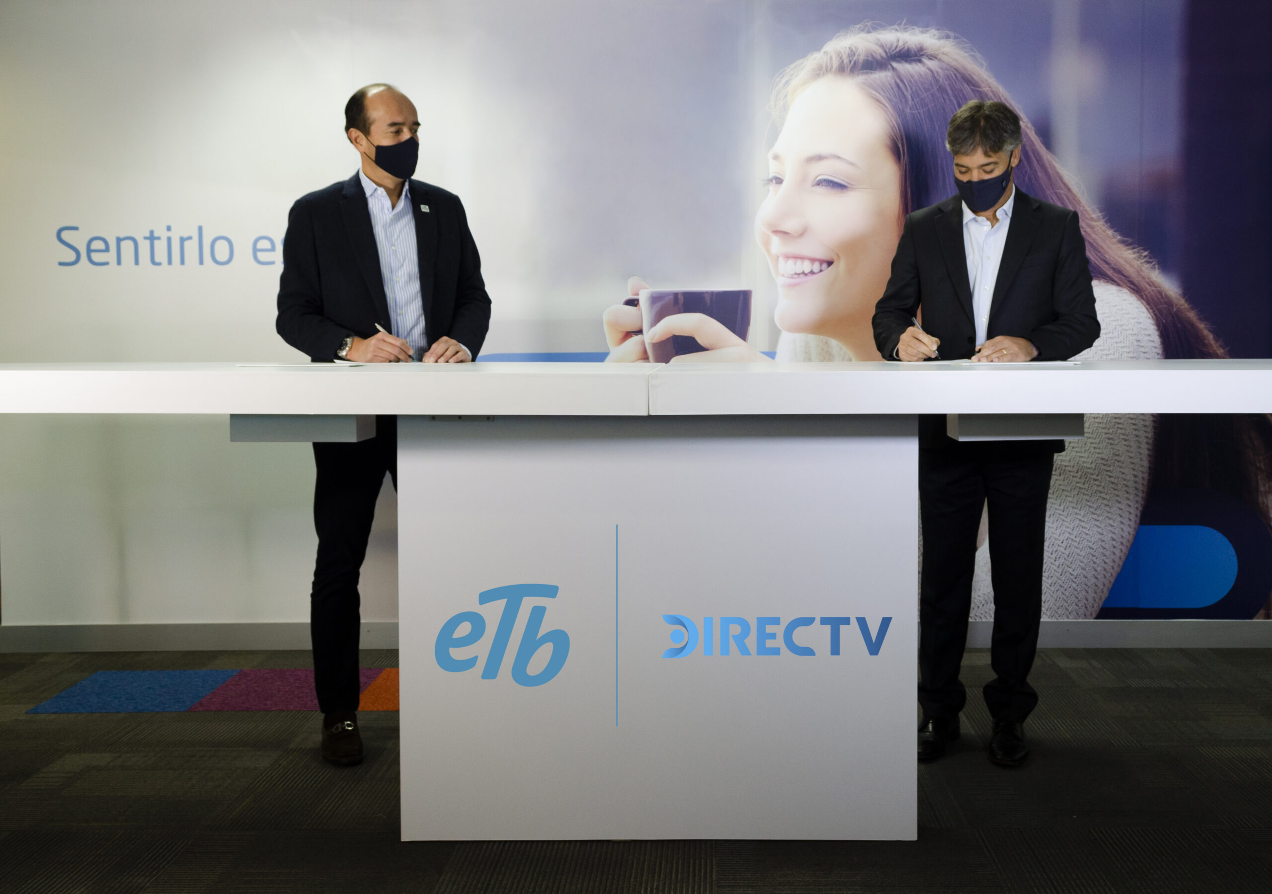 ETB y DIRECTV, dos de las principales compañías de telecomunicaciones del país, firmaron una alianza comercial estratégica que les permitirá ofrecer un portafolio