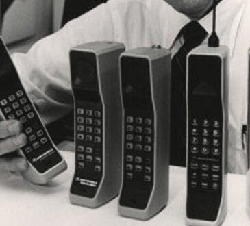 En 1973 Motorola demostró públicamente el primer sistema y teléfono móvil portátil del mundo, utilizando un prototipo del Motorola DynaTAC 8000X