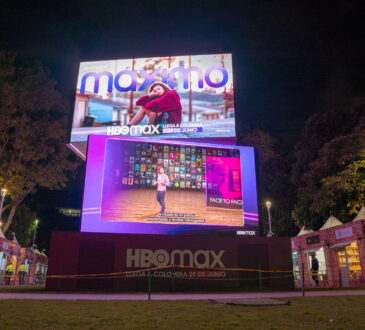 HBO Max presenta una novedosa intervención en el Parque de la 93 con un reloj de diez metros de altura por siete metros de ancho