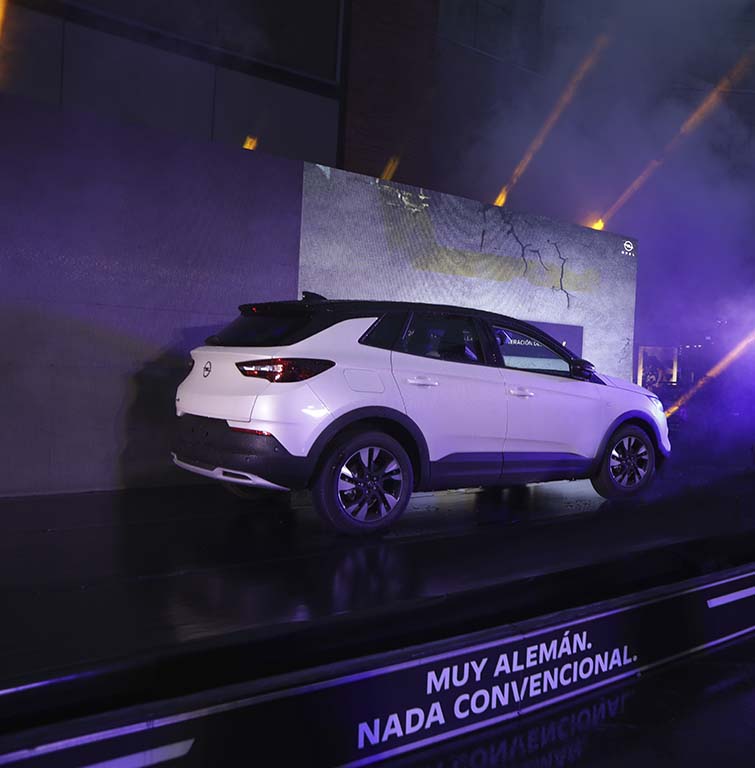 El pasado 01 de junio la marca Opel, utilizando el mensaje “Algunos muros separan, otros, traen sorpresas” lanzó en Andino