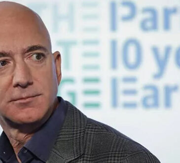 El hombre más rico del mundo alcanzó un patrimonio neto récord de $ 211 mil millones el martes después de que las acciones de Amazon.com Inc