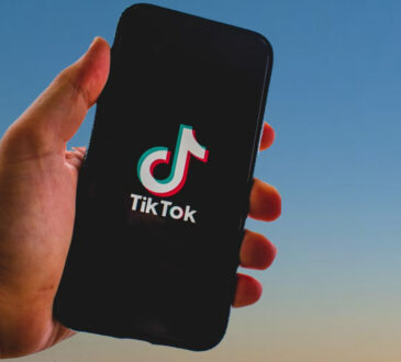 TikTok ha estado revolucionando la forma en la que escuchamos y descubrimos nueva música. Y no solo eso, la app también