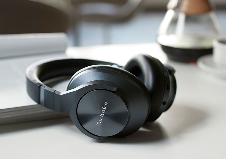 Hoy, Technics anunció sus nuevos auriculares inalámbricos sobre la oreja con cancelación de ruido EAH-A800. Estos nuevos auriculares