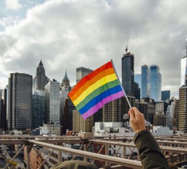 Kayak regresa con su guía de viajes de la comunidad LGBTQ+
