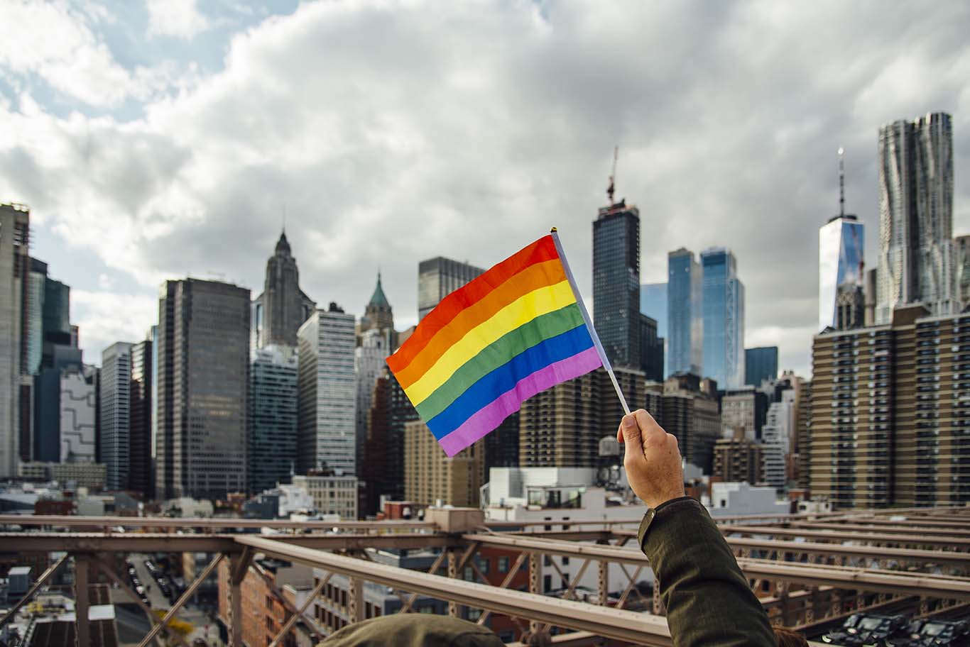 Kayak regresa con su guía de viajes de la comunidad LGBTQ+
