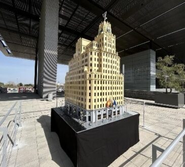 Telefónica recibe réplica de su edificio por parte de Lego