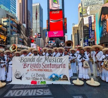 Mexicanos celebran el 5 de mayo en el Times Square
