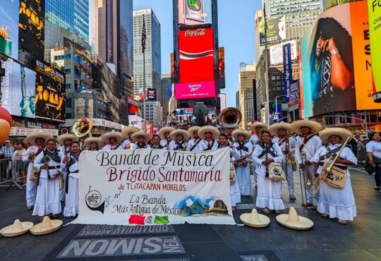 Mexicanos celebran el 5 de mayo en el Times Square