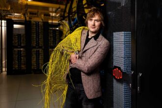 Equinix anuncia colaboración con el diseñador Maximilian Raynor