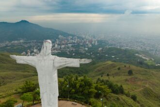 Airbnb, Gobernación del Valle del Cauca y Alcaldía de Cali firman acuerdos estratégicos