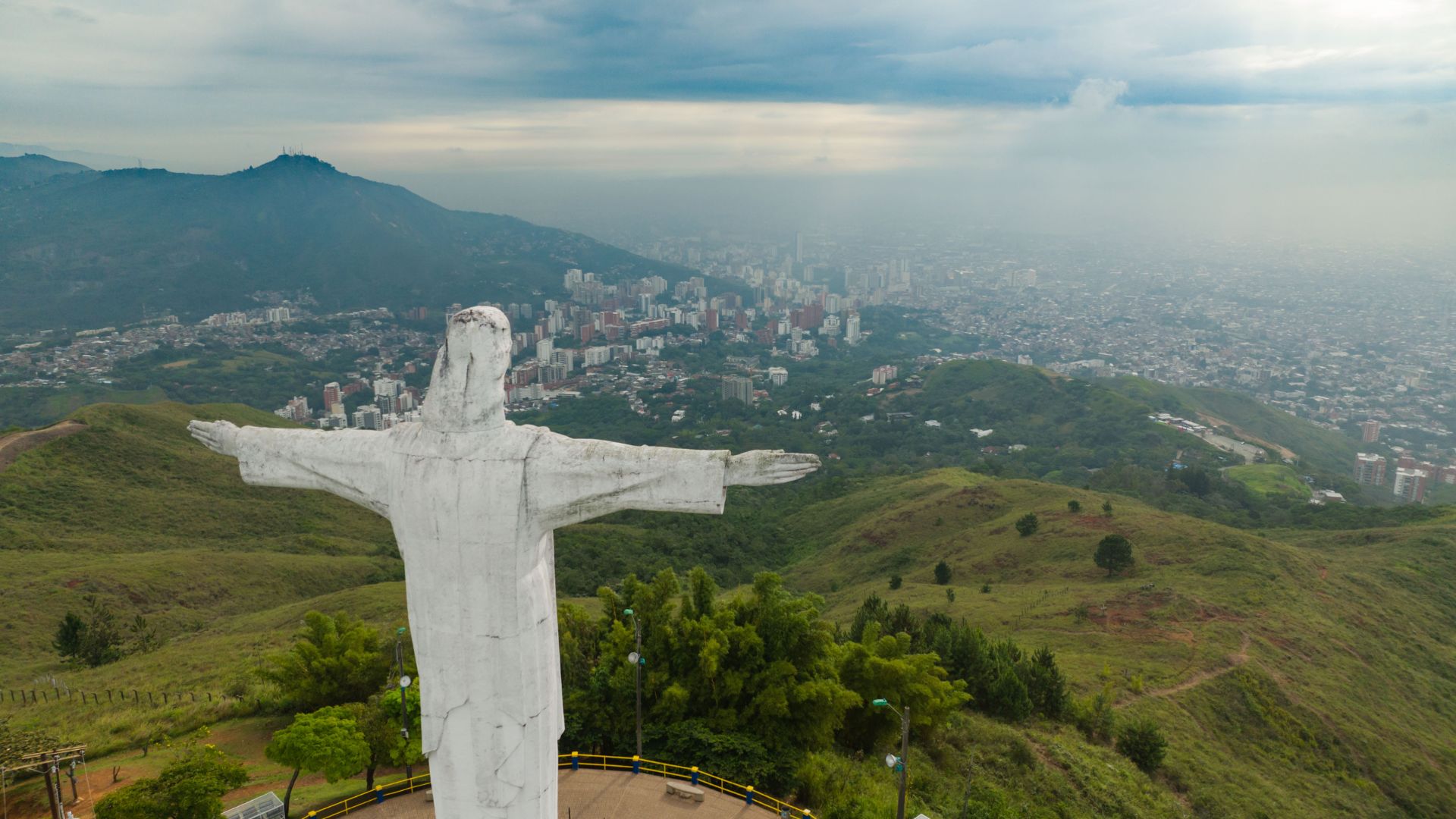 Airbnb, Gobernación del Valle del Cauca y Alcaldía de Cali firman acuerdos estratégicos