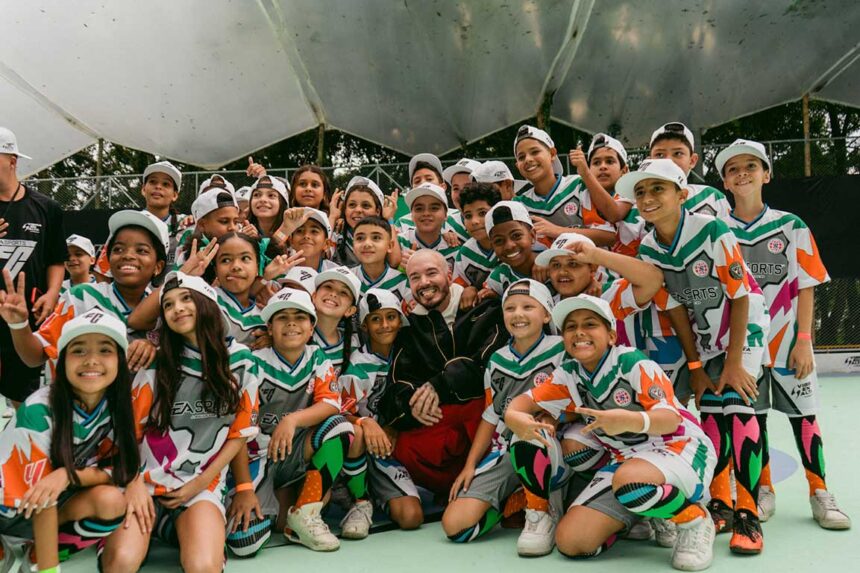 J Balvin, EA SPORTS FC y LALIGA abren cancha de fútbol en Medellín