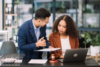 Juztina anuncia su llegada a Colombia