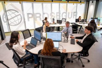 Prosegur incorpora la IA Generativa de Telefónica en sus oficinas