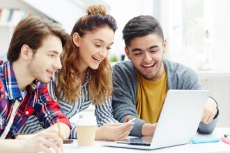 AWS y CodeSignal anuncian iniciativas de educación en Colombia
