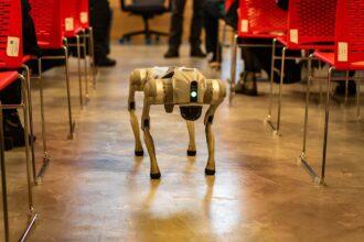 Multiplaza y Seguridad Nueva Era inician pruebas con perros robot