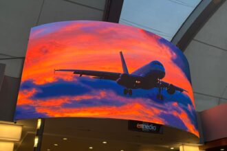 Titán Plaza presenta la pantalla LED curva en 3D de gran formato