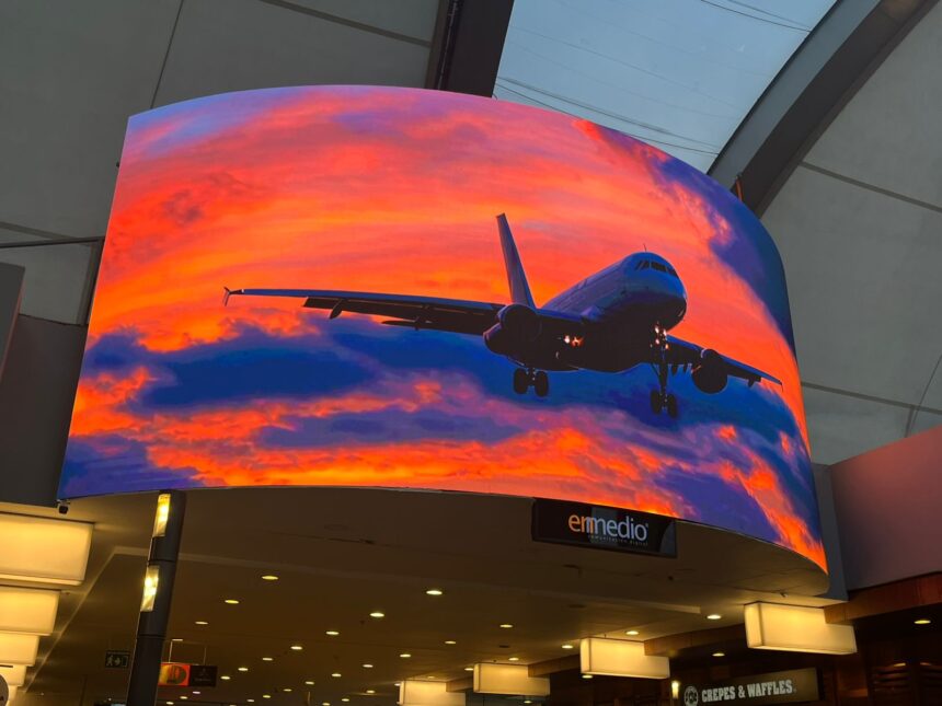 Titán Plaza presenta la pantalla LED curva en 3D de gran formato