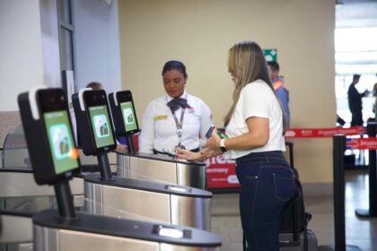 Aeropuerto de Cartagena presenta solución tecnológica para viajeros