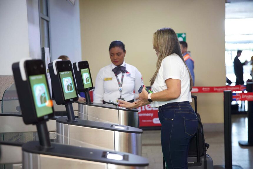 Aeropuerto de Cartagena presenta solución tecnológica para viajeros