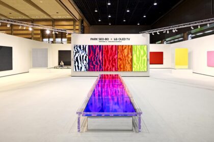 LG OLED lleva el legado cromático de Park Seo-Bo a Frieze Seúl 2025