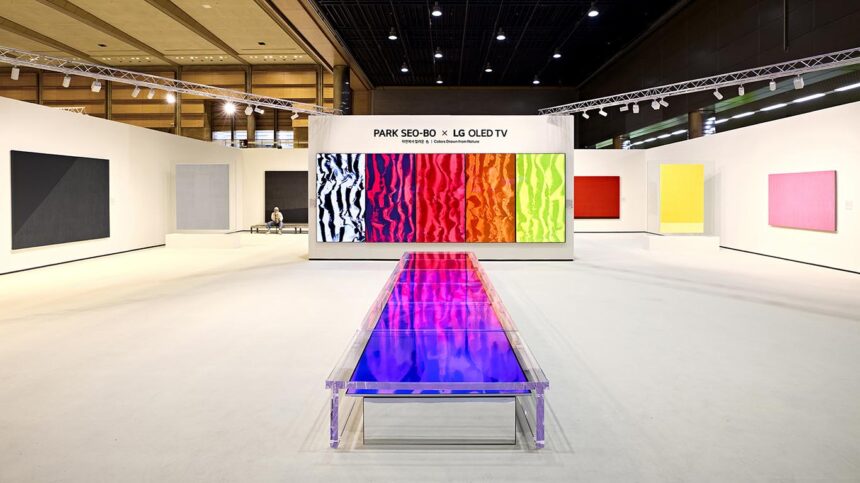 LG OLED lleva el legado cromático de Park Seo-Bo a Frieze Seúl 2025