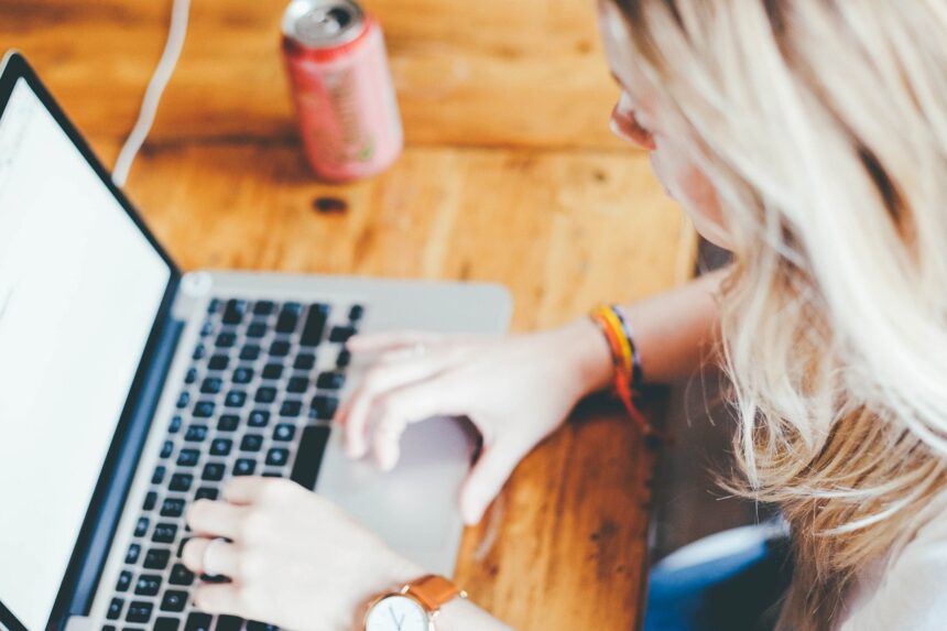 Páginas web fáciles de leer mejoraría la experiencia del 100 % de la población