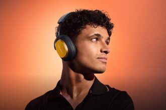 Bowers & Wilkins presentó los auriculares Px8 S2 con el equipo McLaren Formula 1