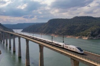 Telefónica amplía servicio de cardioprotección de Renfe hasta 2027