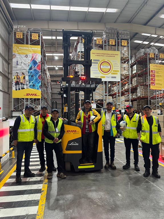 DHL Global Forwarding incorpora montacargas eléctricos en Colombia