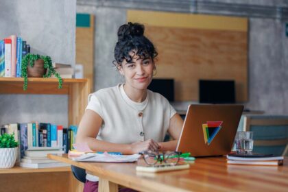 La participación femenina en cursos de IA crece en Colombia