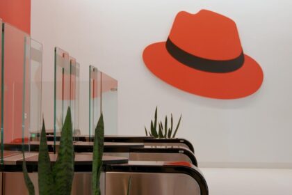 Red Hat lanza Red Hat AI Enterprise para ofrecer una plataforma de IA unificada