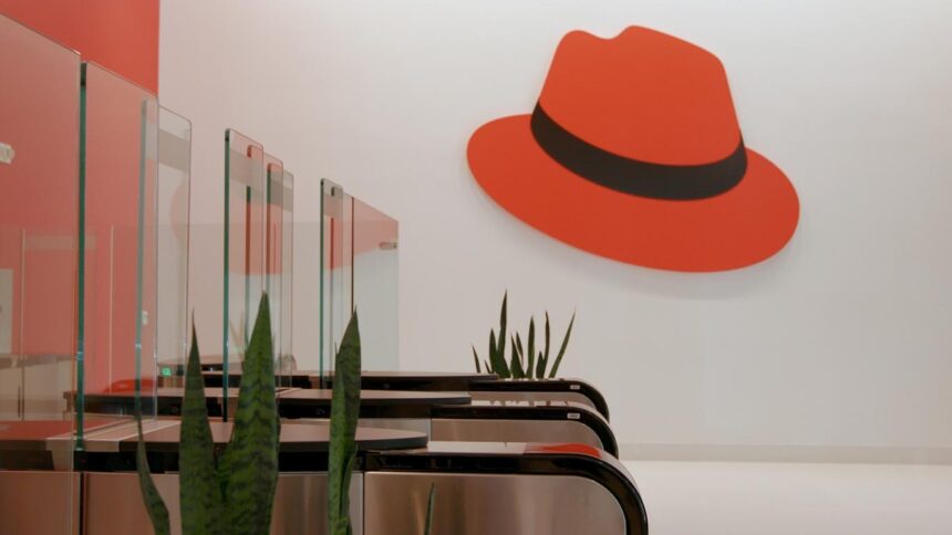 Red Hat lanza Red Hat AI Enterprise para ofrecer una plataforma de IA unificada