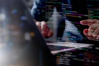 Deuda técnica eleva hasta 60% el costo de software empresarial