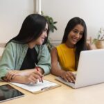 TIGO y AWS lanzan iniciativa de formación digital para jóvenes NINIS