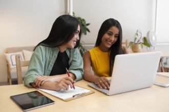 TIGO y AWS lanzan iniciativa de formación digital para jóvenes NINIS