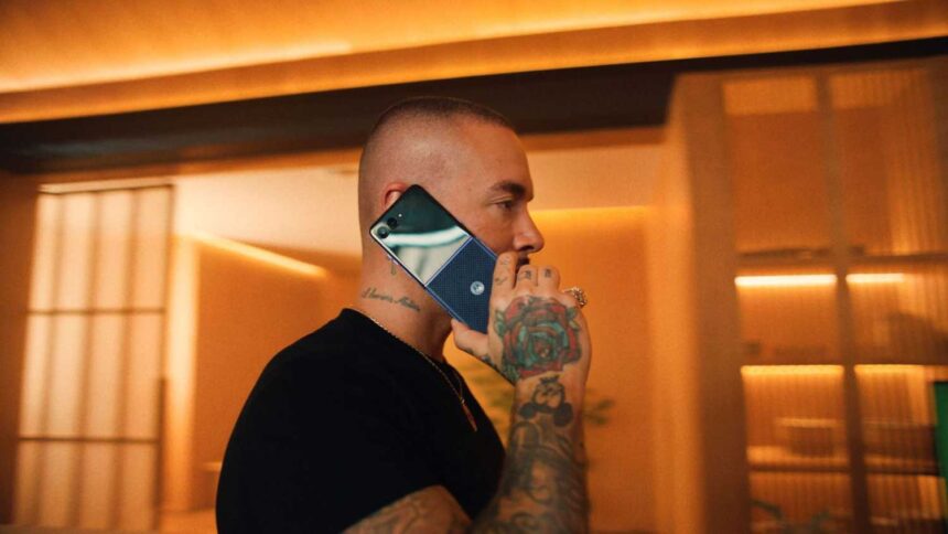 Motorola estrena campaña de fútbol protagonizada por J Balvin
