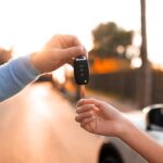 Booking.com simplifica el alquiler de autos con su app en ChatGPT