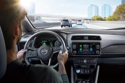 Nissan refuerza la seguridad al conducir diaria con tecnologías de asistencia