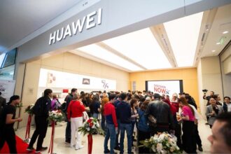 HUAWEI celebra el primer aniversario de sus tiendas de experiencia en Colombia