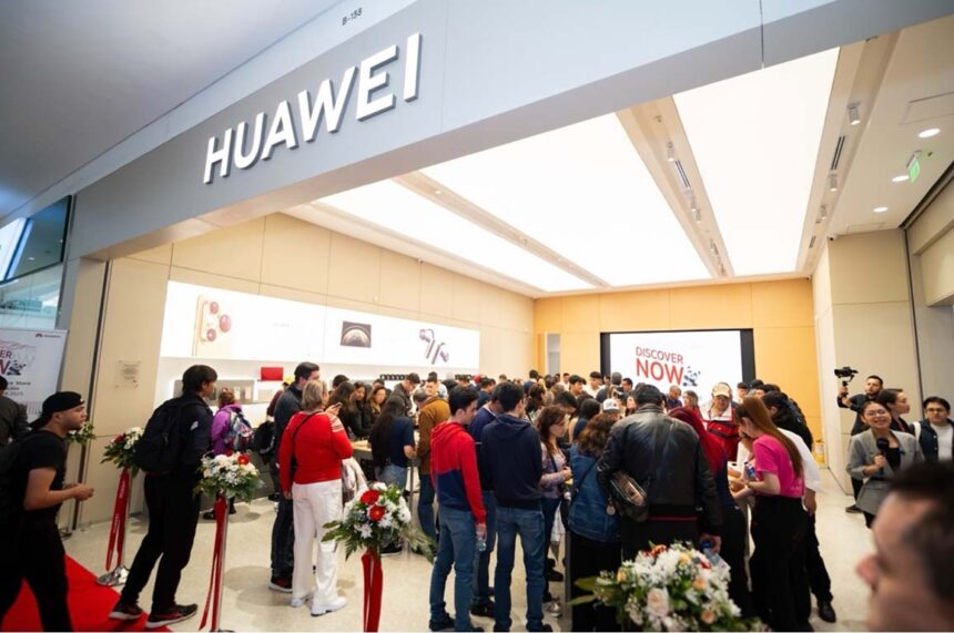 HUAWEI celebra el primer aniversario de sus tiendas de experiencia en Colombia