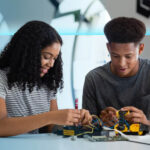 Intel Foundation y PLTW amplian el acceso a educación en semiconductores
