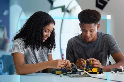 Intel Foundation y PLTW amplian el acceso a educación en semiconductores