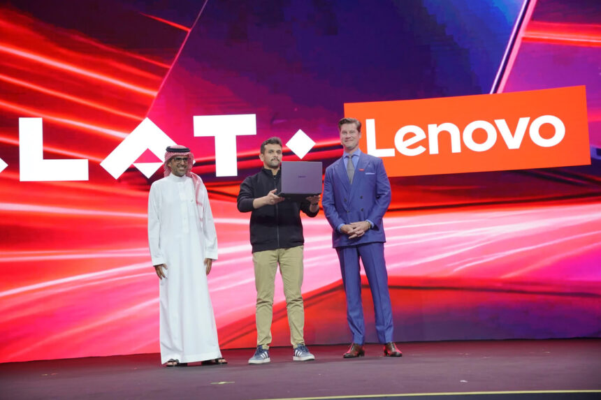 Lenovo presentó su primer portátil fabricado en Arabia Saudí